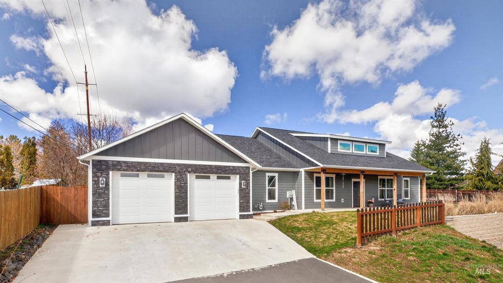 Photo of 1321 Lande Lane, Moscow, ID 83843 (MLS # 98979788)