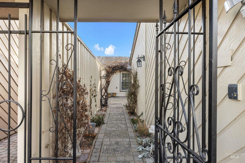 Photo of 7225 W Cascade Dr, Boise, ID 83704 (MLS # 98973132)