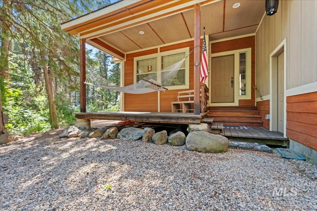 Photo of 23 Waterline Ln, Cascade, ID 83611 (MLS # 98952968)