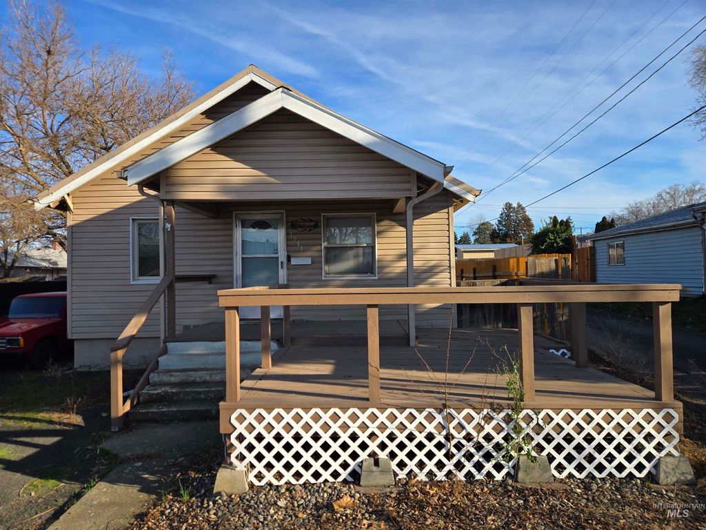 Photo of 1511 14th St, Lewiston, ID 83501 (MLS # 98970539)