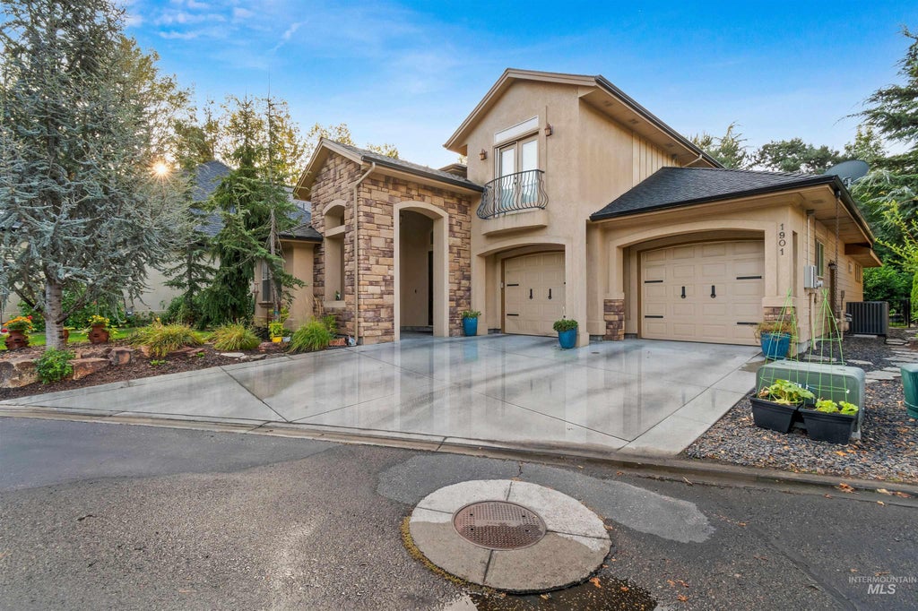 Photo of 1901 S Stream Pointe Ln, Eagle, ID 83616 (MLS # 99000028)