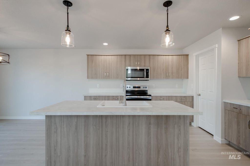 Photo of 33 S Sweetgrass Ave, Nampa, ID 83651 (MLS # 98981618)