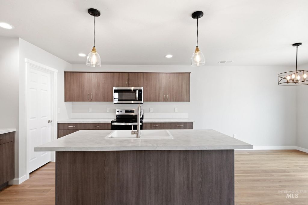 Photo of 33 S Sweetgrass Ave, Nampa, ID 83651 (MLS # 98981618)