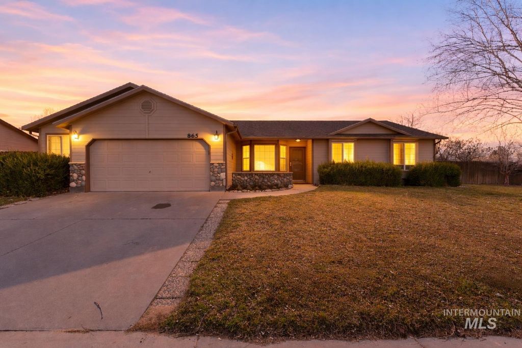 Photo of 865 Gregory Ln, Mountain Home, ID 83647 (MLS # 98978499)