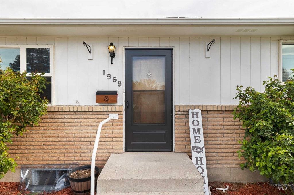 Photo of 1969 9th Ave E, Twin Falls, ID 83301 (MLS # 98983240)