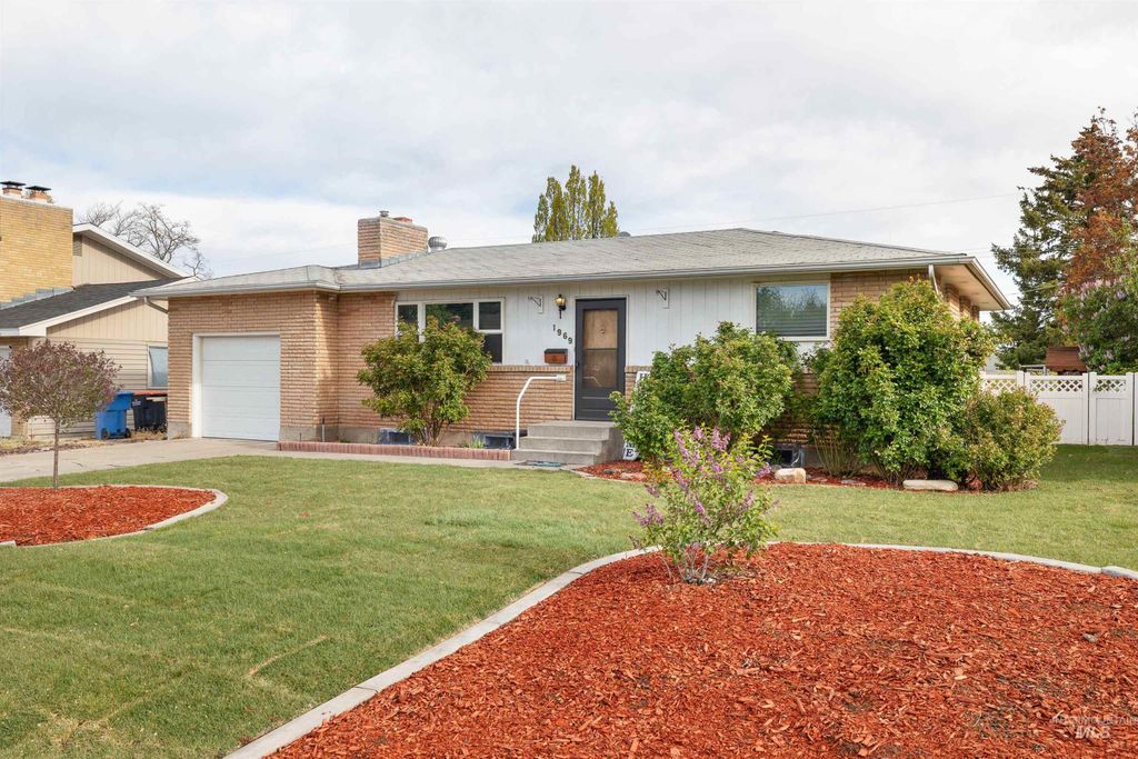 Photo of 1969 9th Ave E, Twin Falls, ID 83301 (MLS # 98983240)