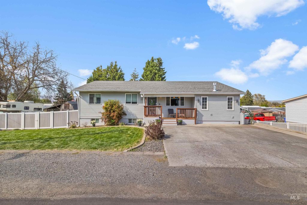 Photo of 525 Park Ave, Lewiston, ID 83501 (MLS # 98968790)