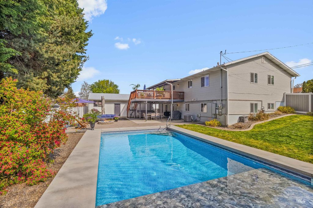 Photo of 525 Park Ave, Lewiston, ID 83501 (MLS # 98968790)