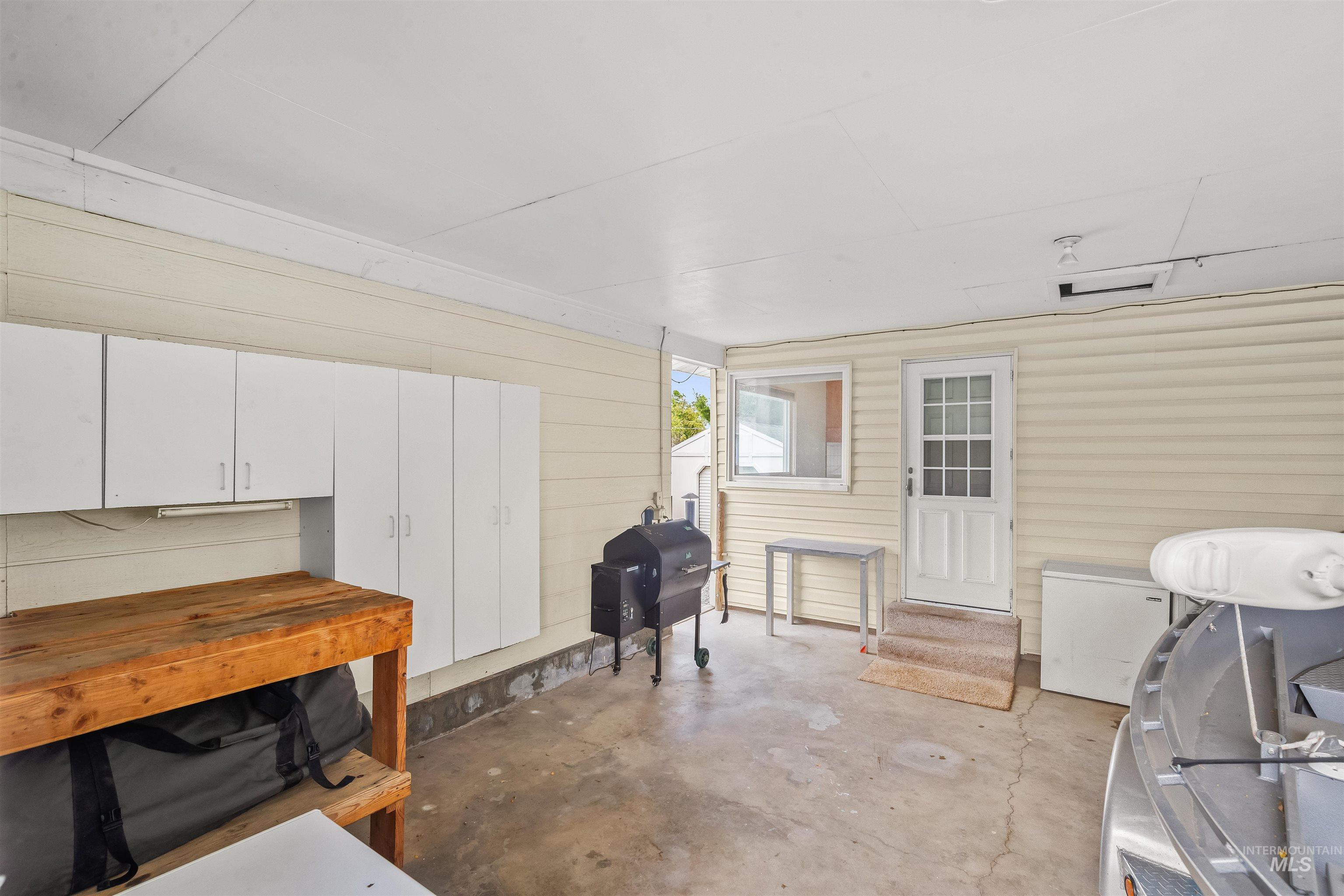 Covered patio with concrete flooring