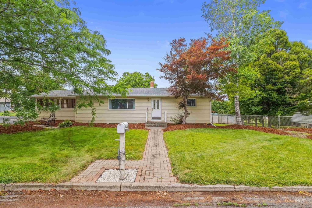Photo of 3620 18th Street C, Lewiston, ID 83501 (MLS # 98992974)