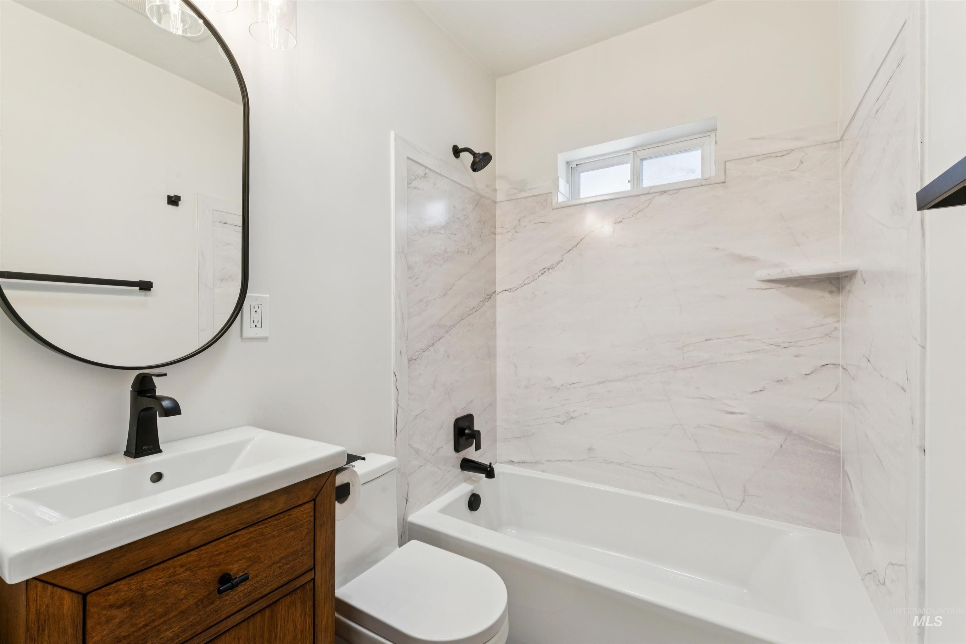 Bathroom with washtub / shower combination and vanity
