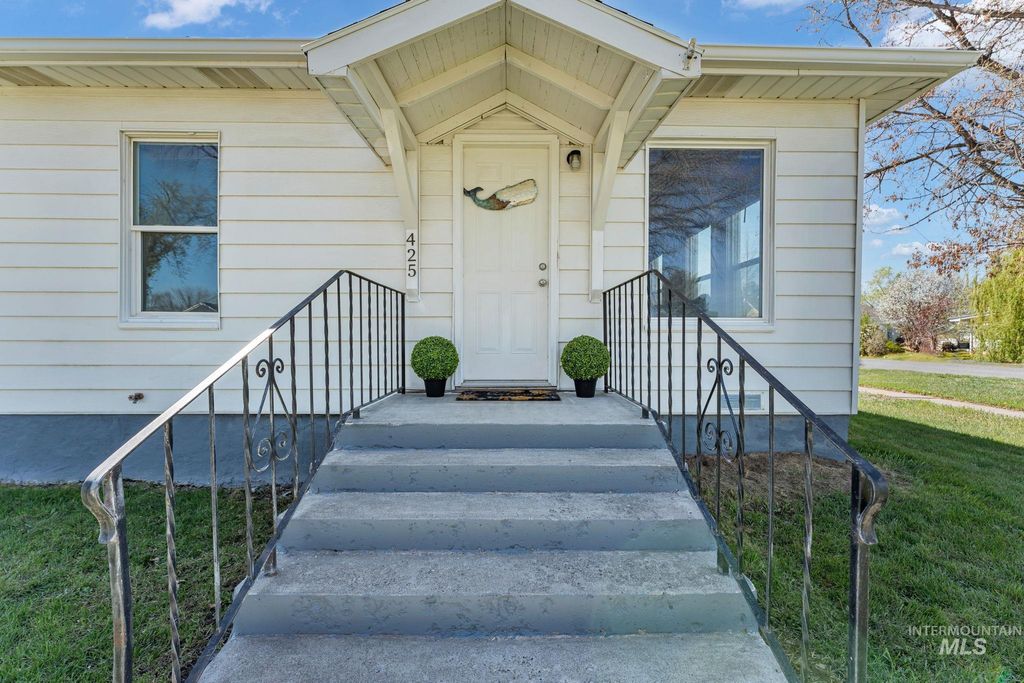 Photo of 425 6th Street, Filer, ID 83328 (MLS # 98981050)