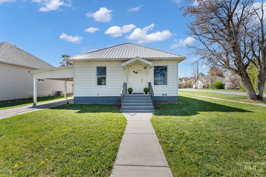 Photo of 425 6th Street, Filer, ID 83328 (MLS # 98981050)