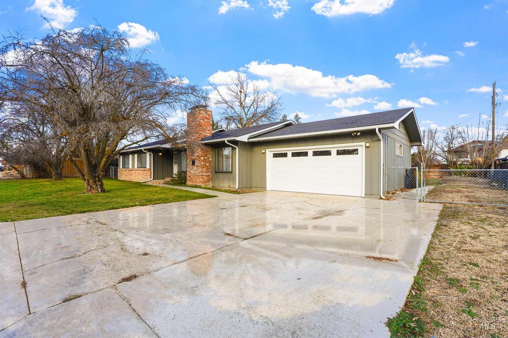 Photo of 2405 Roosevelt Street, Caldwell, ID 83605 (MLS # 98968529)