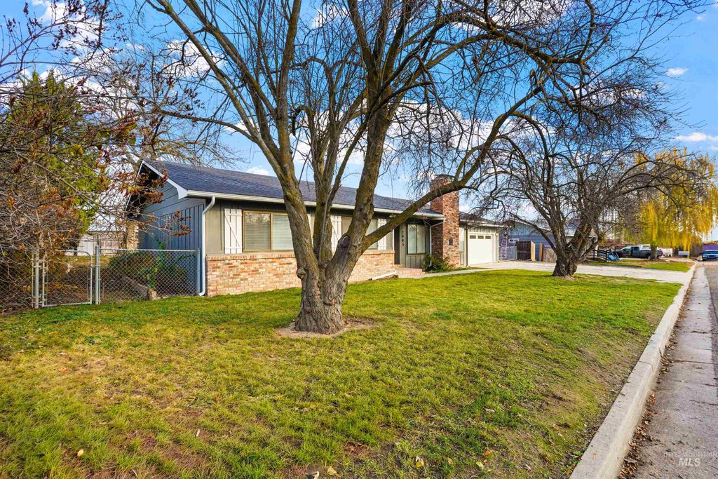 Photo of 2405 Roosevelt Street, Caldwell, ID 83605 (MLS # 98968529)