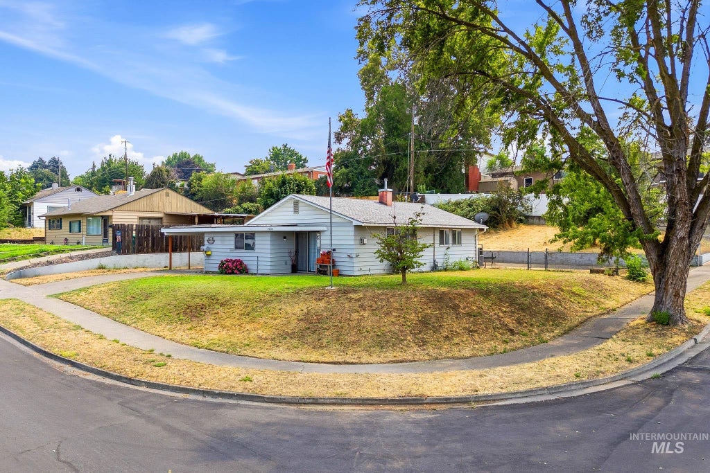 Photo of 2602 9th Ave, Lewiston, ID 83501 (MLS # 98995084)