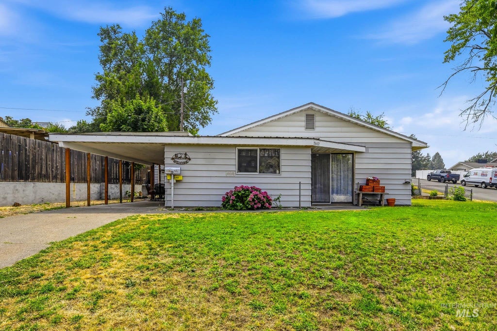 Photo of 2602 9th Ave, Lewiston, ID 83501 (MLS # 98995084)