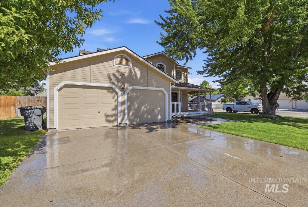 Photo of 930 N 14th E, Mountain Home, ID 83647 (MLS # 98992015)