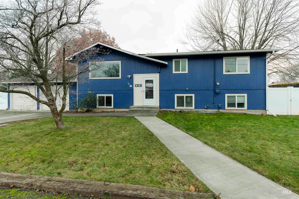 Photo of 930 Preston Ave, Lewiston, ID 83501 (MLS # 98969136)