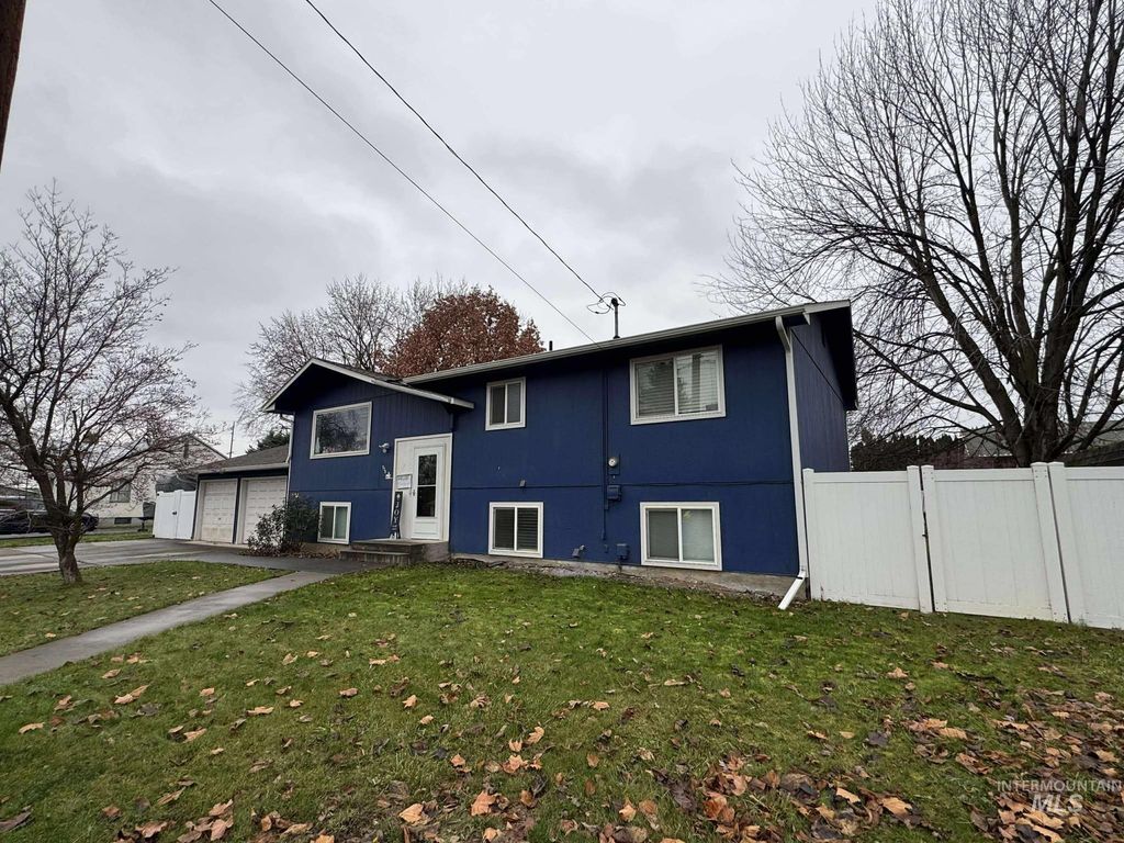 Photo of 930 Preston Ave, Lewiston, ID 83501 (MLS # 98969136)