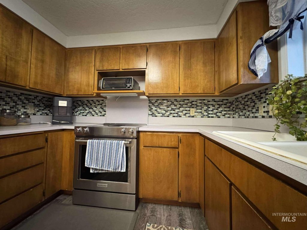 Photo of 930 Preston Ave, Lewiston, ID 83501 (MLS # 98969136)