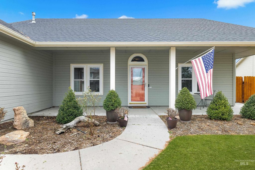 Photo of 3021 E Green Canyon Dr, Meridian, ID 83642 (MLS # 98977566)