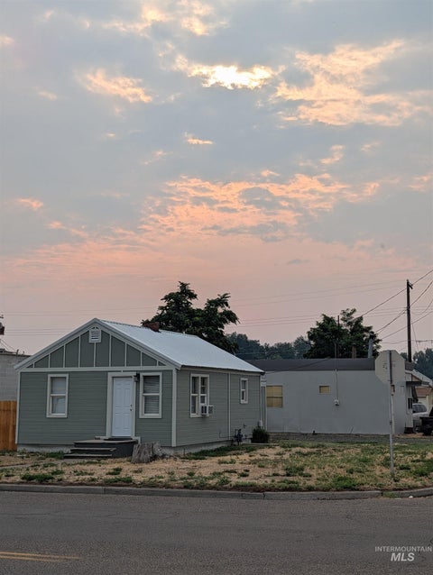 Photo of 388 SE 2nd St, Ontario, OR 97914 (MLS # 98994603)
