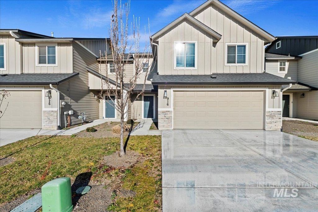 Photo of 916 W Woodpine St, Meridian, ID 83646 (MLS # 98970942)
