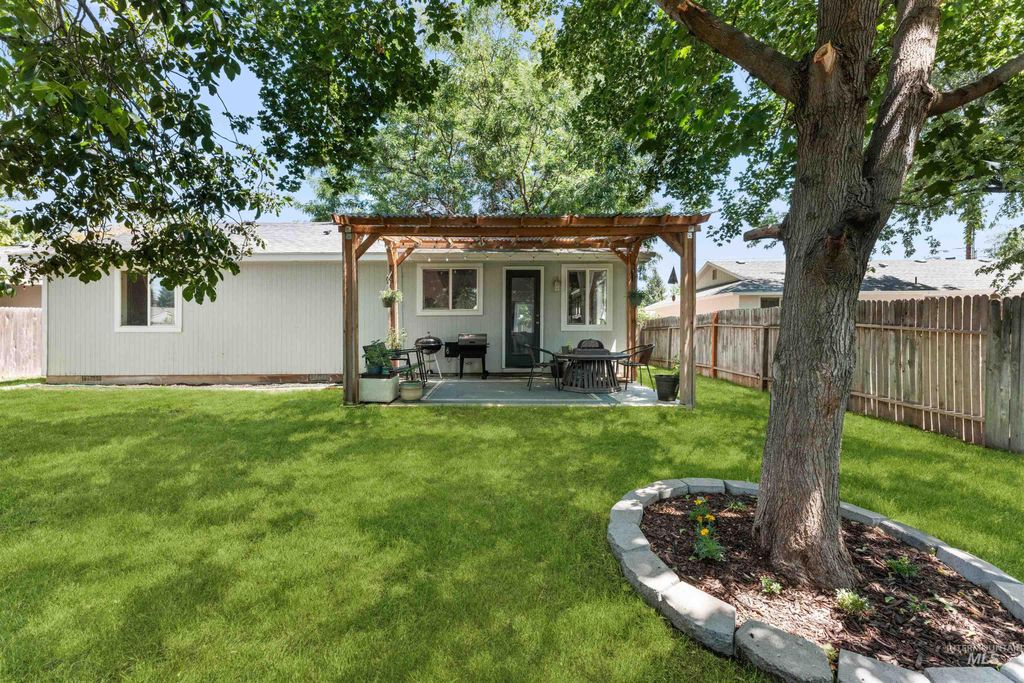 Photo of 2721 N Christine St, Boise, ID 83704 (MLS # 98974596)