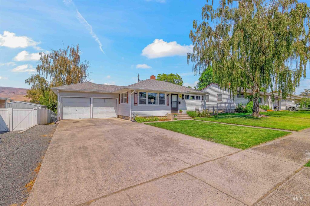 Photo of 2801 9th Avenue, Lewiston, ID 83501 (MLS # 98956525)