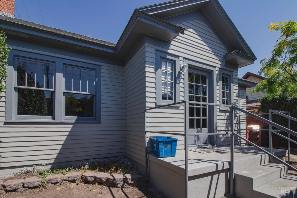 Photo of 161 SE 5th Ave, Ontario, OR 97914 (MLS # 98978143)