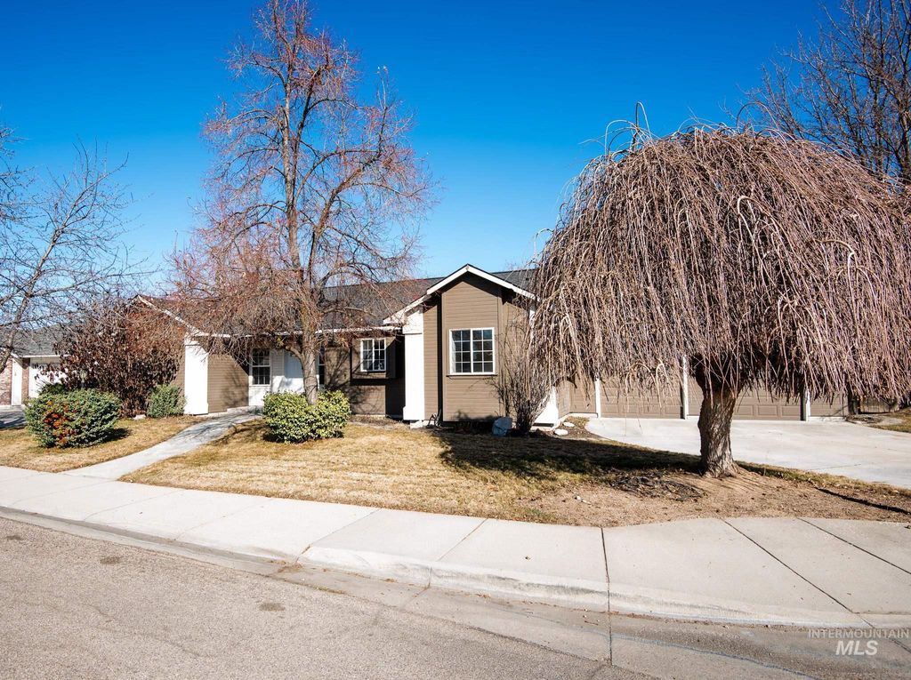 Photo of 904 W Loon St, Meridian, ID 83642 (MLS # 98973931)