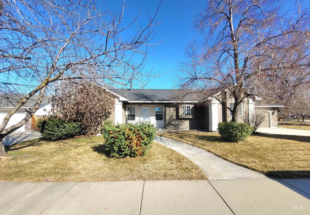 Photo of 904 W Loon St, Meridian, ID 83642 (MLS # 98973931)