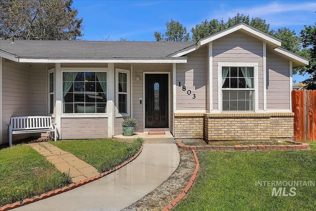Photo of 1803 Poplar St, Caldwell, ID 83605 (MLS # 98985883)