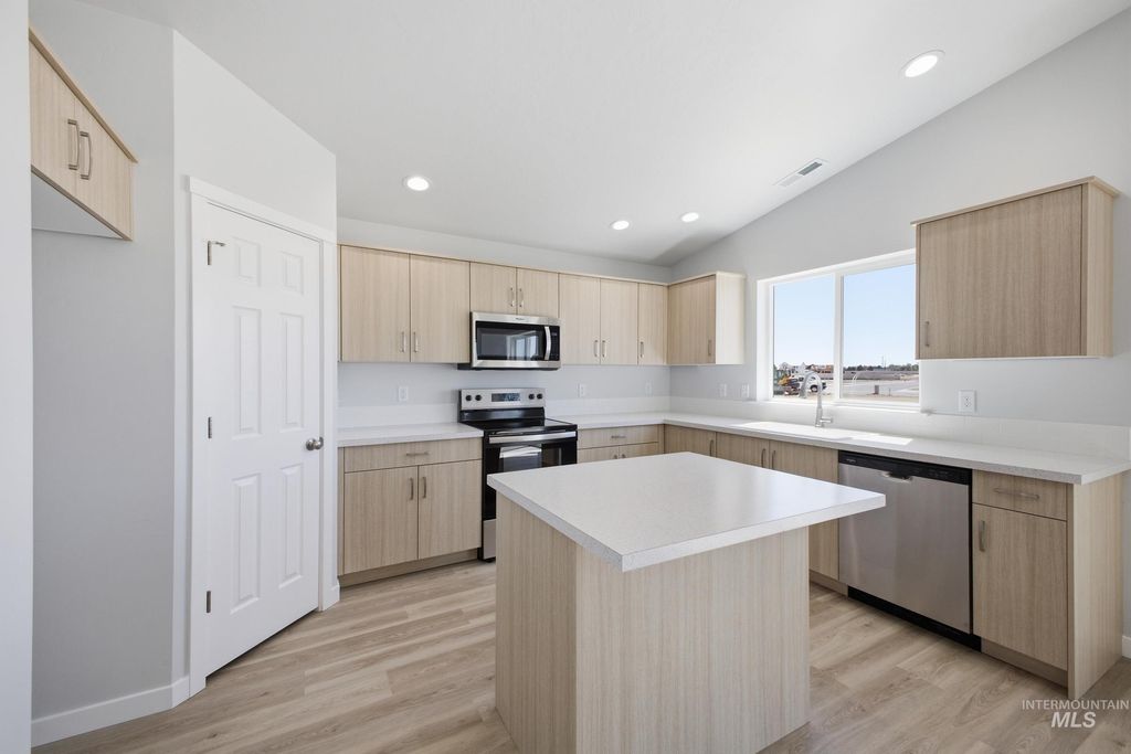 Photo of 3717 E Syracuse St, Nampa, ID 83686 (MLS # 98985548)