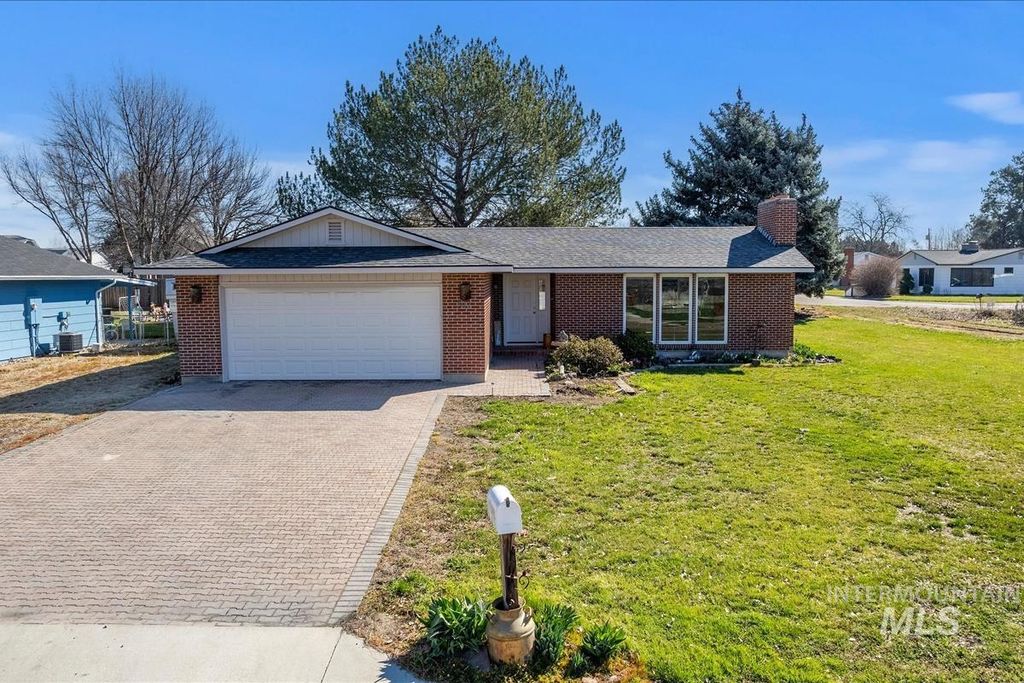 Photo of 702 N La Cresta Ave, Caldwell, ID 83605 (MLS # 98978855)