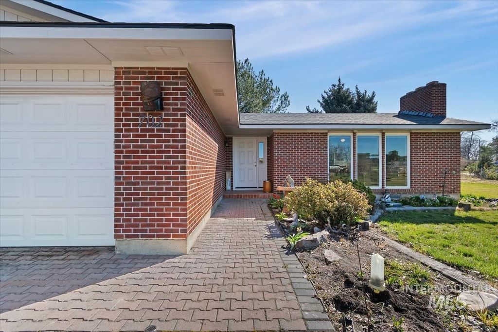 Photo of 702 N La Cresta Ave, Caldwell, ID 83605 (MLS # 98978855)