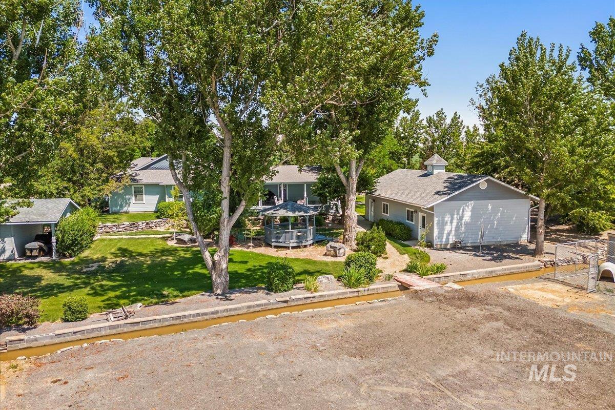 View of front facade with a front lawn