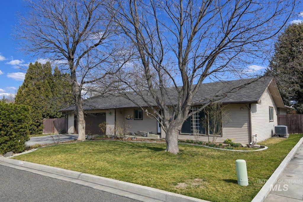 Photo of 744 16th Ave E Ave, Jerome, ID 83338 (MLS # 98976513)