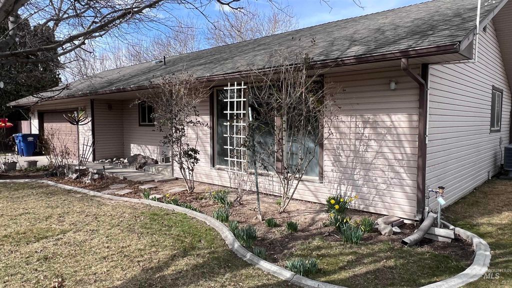 Photo of 744 16th Ave E Ave, Jerome, ID 83338 (MLS # 98976513)