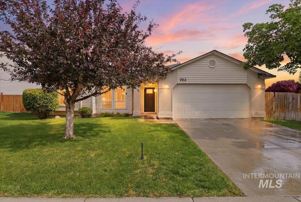 Photo of 702 W Crimson Loop, Nampa, ID 83686 (MLS # 98990938)