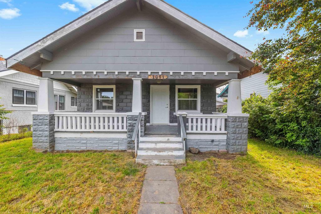 Photo of 1049 8th Street, Clarkston, WA 99403 (MLS # 98985837)