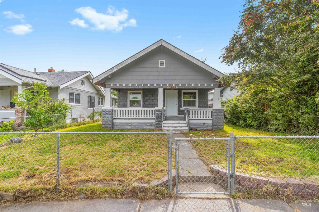 Photo of 1049 8th Street, Clarkston, WA 99403 (MLS # 98985837)