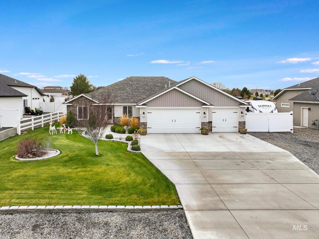 Photo of 4060 Mountain Vista Ln, Filer, ID 83328 (MLS # 98970331)