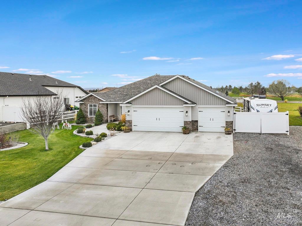 Photo of 4060 Mountain Vista Ln, Filer, ID 83328 (MLS # 98970331)