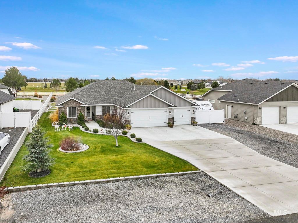 Photo of 4060 Mountain Vista Ln, Filer, ID 83328 (MLS # 98970331)