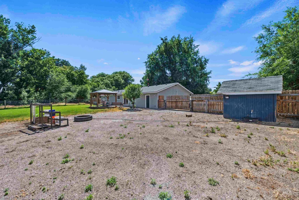 Photo of 1122 E Iowa Ave, Nampa, ID 83686 (MLS # 98990004)