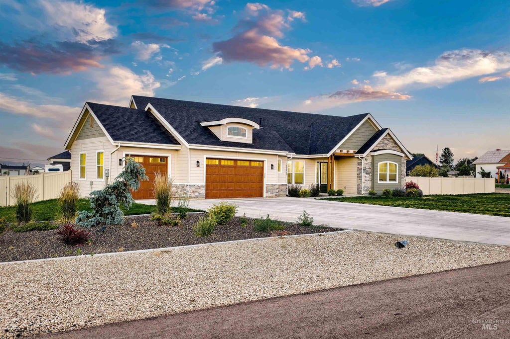 Photo of 24806 Thunder Cloud St, Middleton, ID 83644 (MLS # 98998762)