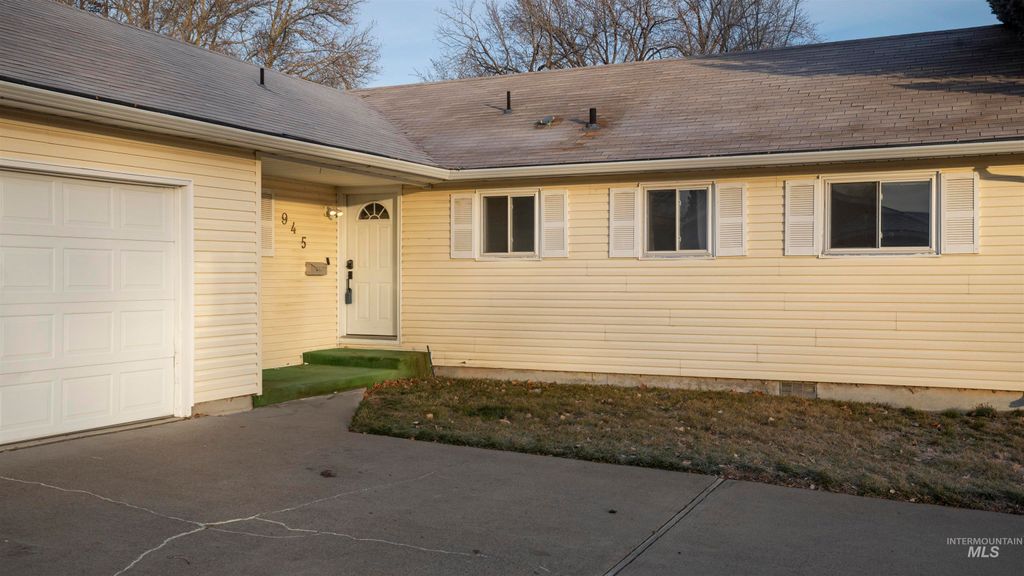 Photo of 945 N 11th East, Mountain Home, ID 83647 (MLS # 98971750)