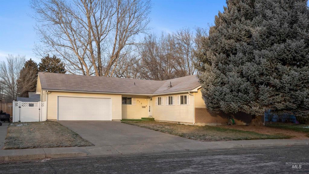 Photo of 945 N 11th East, Mountain Home, ID 83647 (MLS # 98971750)